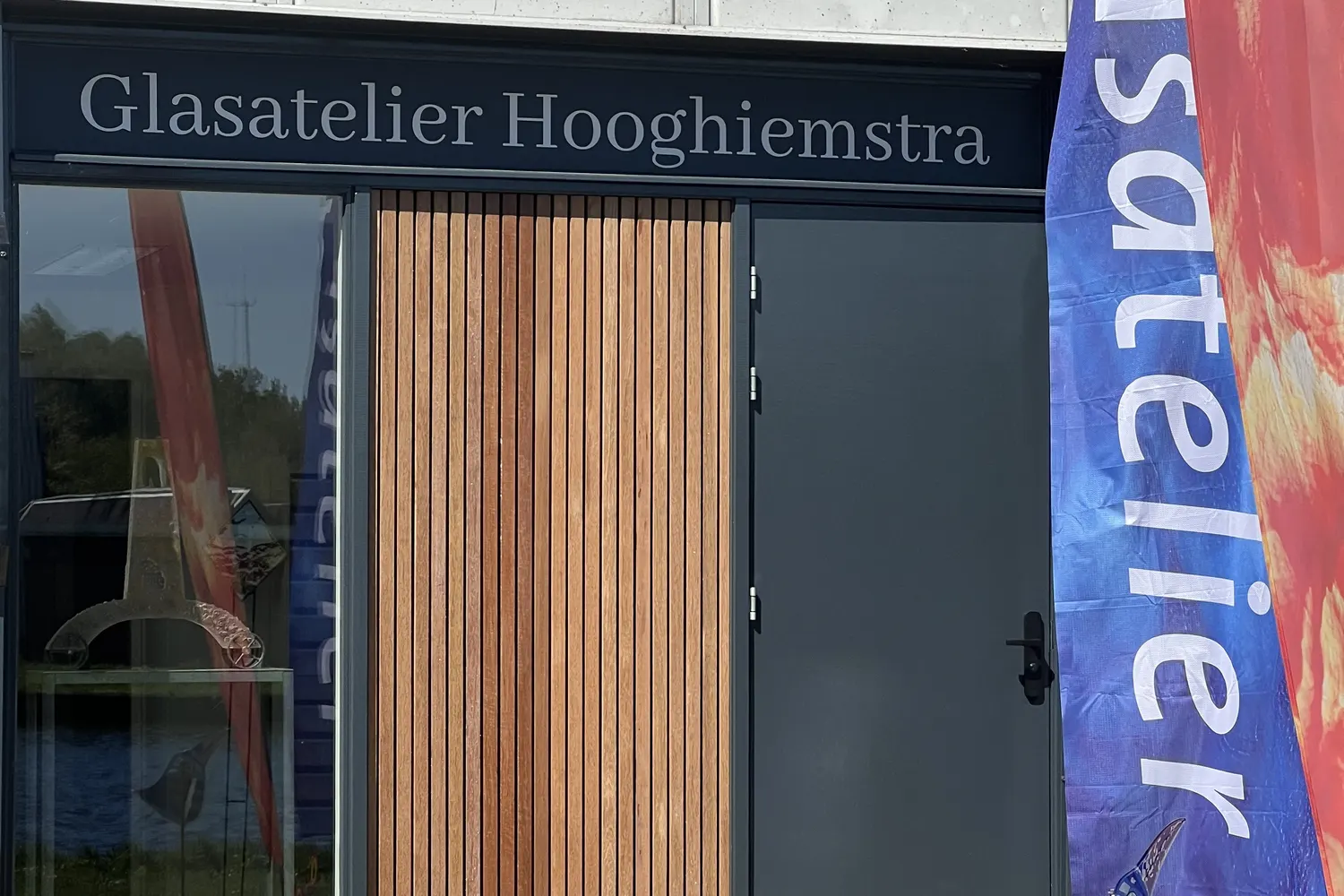 De entree van het glasatelier aan de Burgumerdaam in Burgum