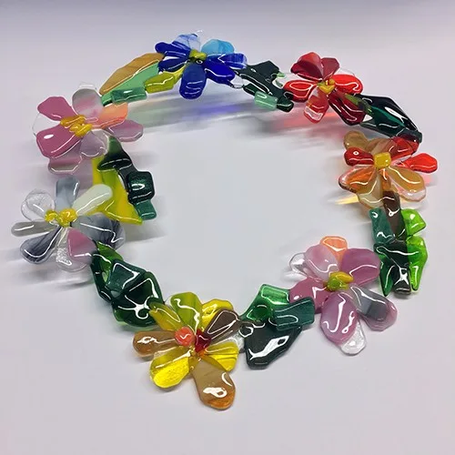 Bloemenslinger van gefuseerd glas, gemaakt door Lotte
