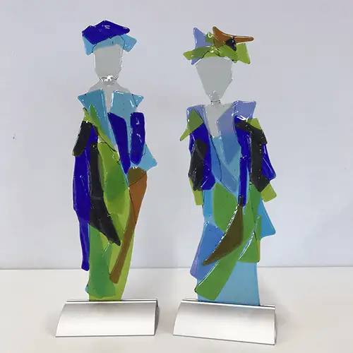 Twee glasfiguren van gefuseerd glas, gemaakt door Carla