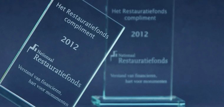 Twee glazen awards met gravure op maat